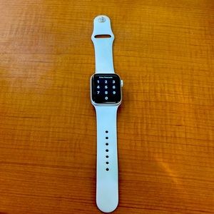Used Apple Watch Series 5 without cellular data